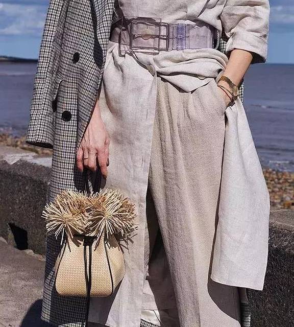 度假|别买PVC透明包了，今年流行“草编包”！