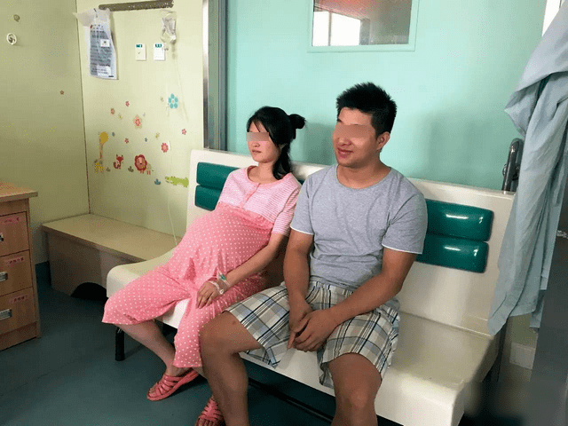 孕妈分娩四胞胎变六胞胎,急哭产房外的爸爸,六个儿子得花600万