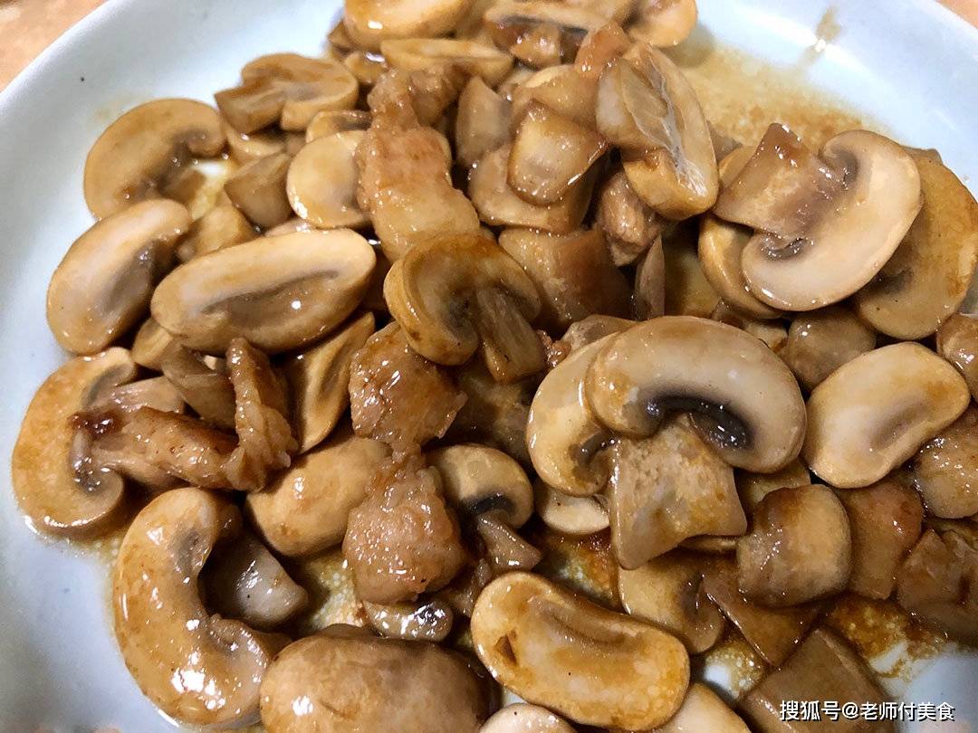 五花肉|一口咬下去，迟迟不忍咽下，回味无穷这样炒的口蘑真的是太香了
