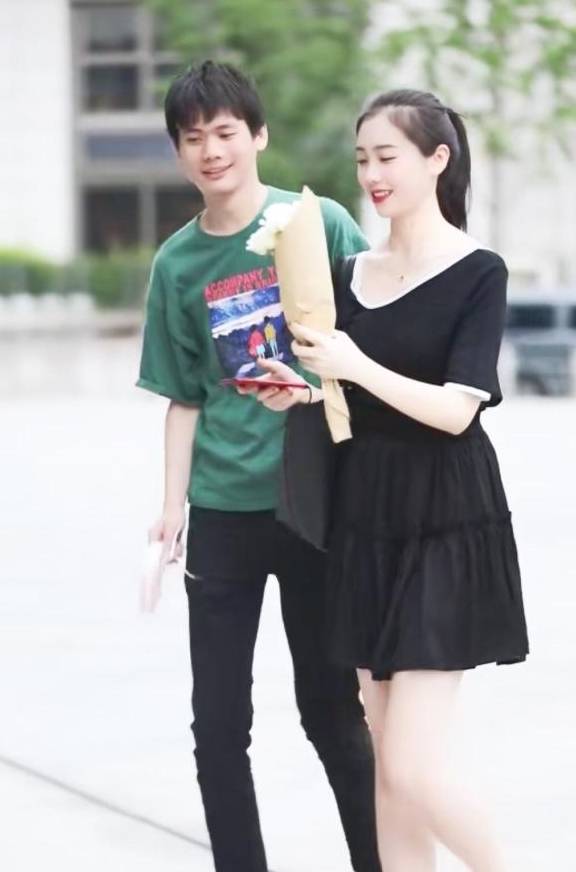 穿着|别人家男友穿“彪马”，女友穿T字鞋一起贼搭，不愧是有钱的CP