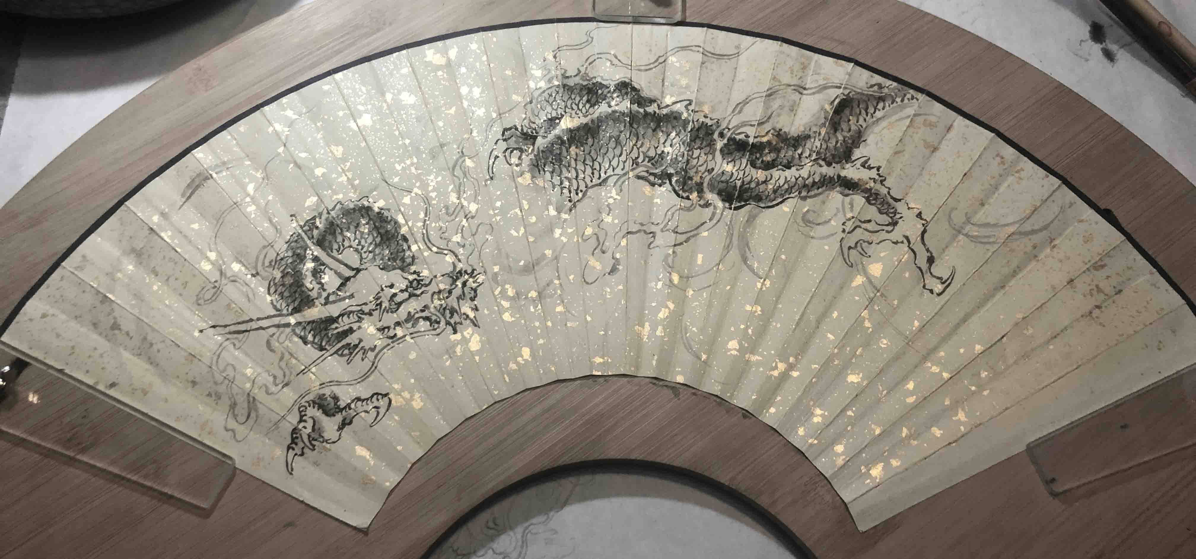 国画龙纹设计,以传统龙绘画与扇面相结合,呈现出的龙图扇面_手机搜狐