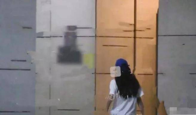 当红偶像被拍“车咚”女演员，强凹单身人设，