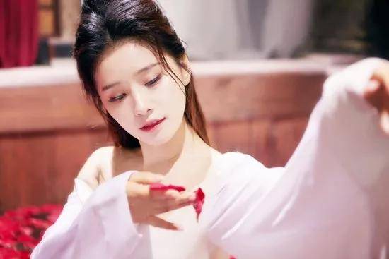 当红偶像被拍“车咚”女演员，强凹单身人设，