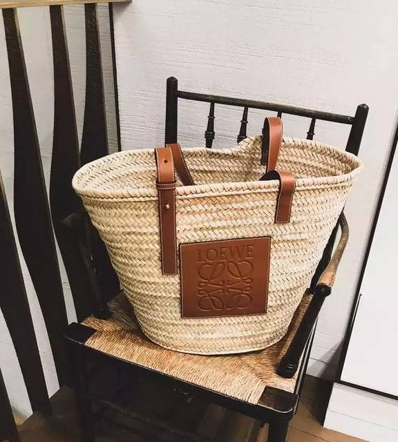 度假|别买PVC透明包了，今年流行“草编包”！