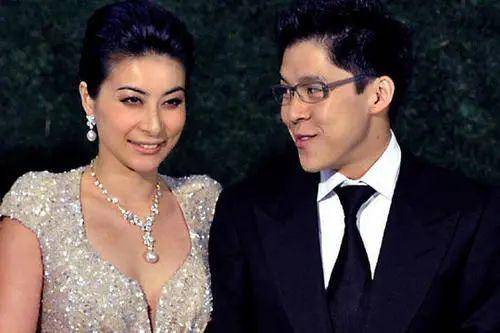 8年|原创郭晶晶拼4胎传闻破灭，霍启刚亲口否认，公婆回答暴露郭晶晶地位