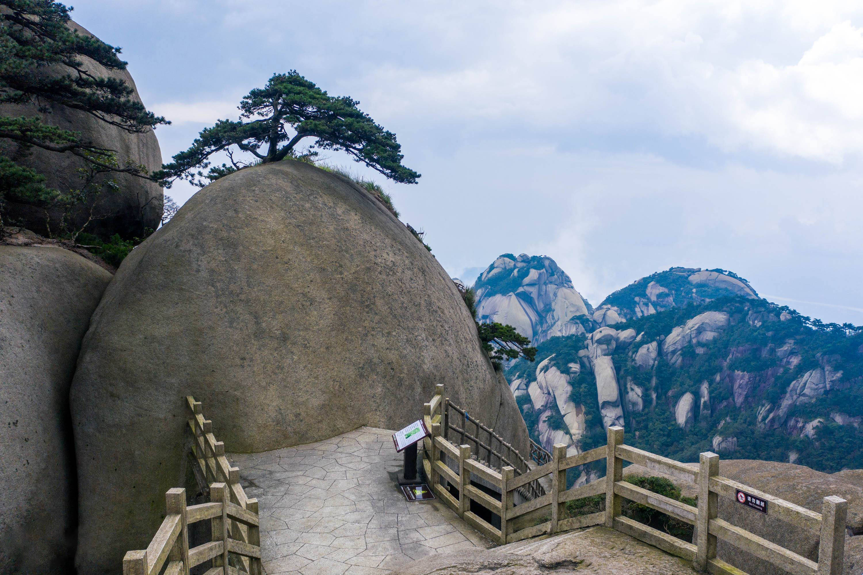 这是唐代诗人白居易《题天柱峰》中对天柱山雄奇景象的描述与赞美.