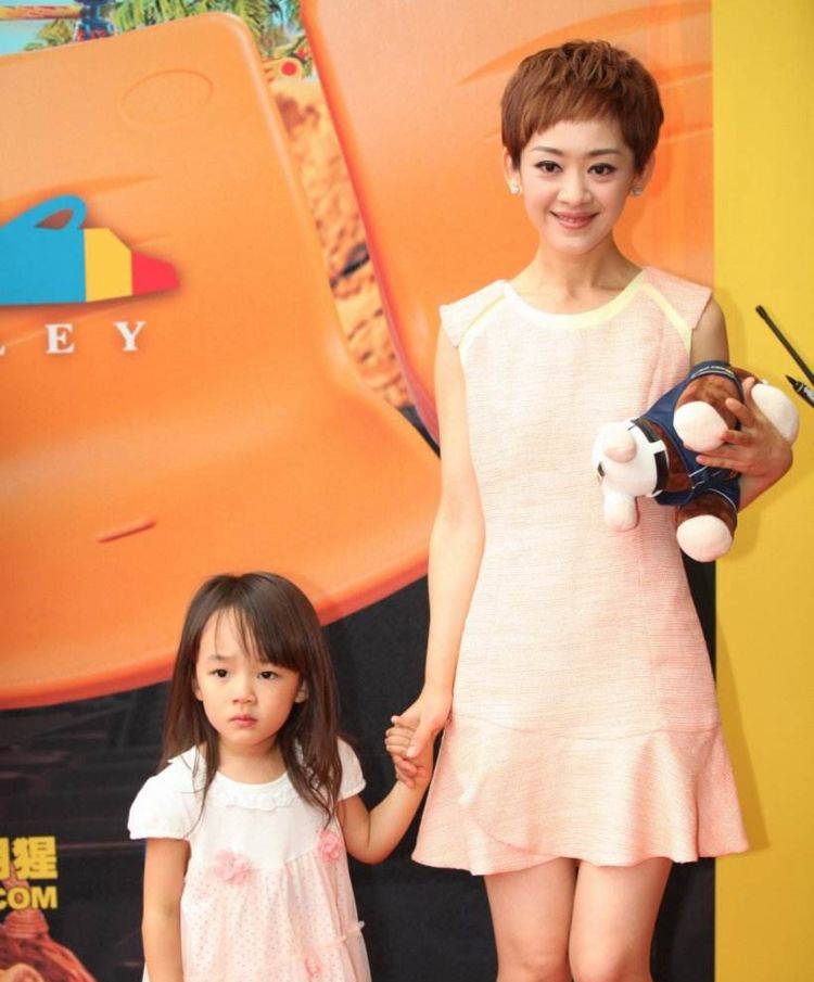 央视最美主播瑶淼11岁女儿首次露面颜值超高长腿堪比关晓彤