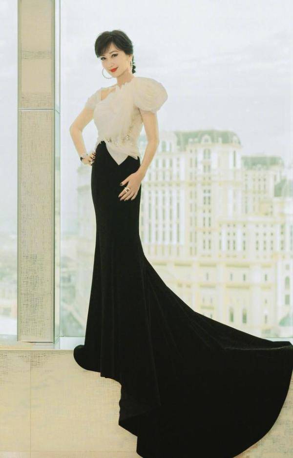 女性|赵雅芝奔七了也不服老，一袭白色纱裙秀“3D身材”，曲线感真强