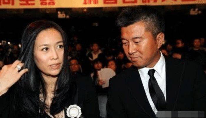 与妻子双双入狱,从巨星沦为路人,如今满头华发走穴为生