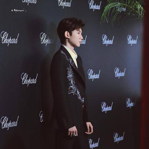 黑色|王源黑色印花西装为什么会上热搜？大家如何评论的？