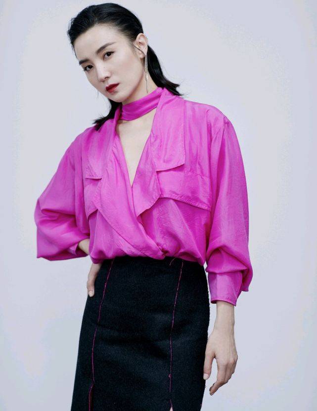 如何穿搭高级感十足的衬衫 83bb216d0cf4450baa032bfe5c0c387a.jpeg