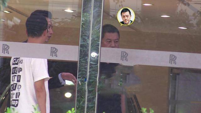 李亚鹏列为老赖餐厅生意惨淡,却现身4S店看千万豪车