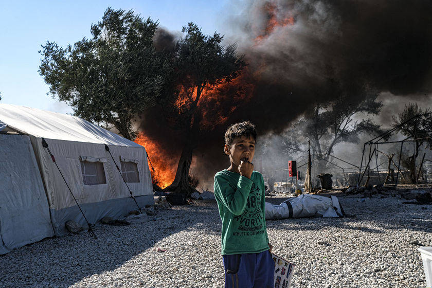 希腊最大难民营毁于火灾 上万难民露宿街头
