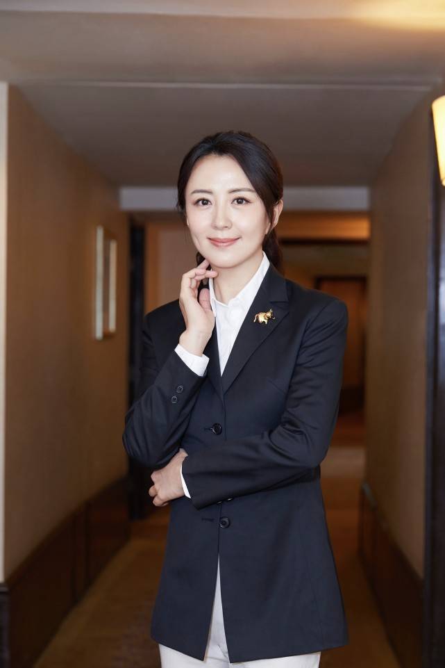 杨童舒|《以家人之名》中的“陈婷”现身，穿黑色运动装显低调，本人很美