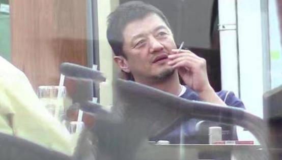 李亚鹏列为老赖餐厅生意惨淡,却现身4S店看千万豪车