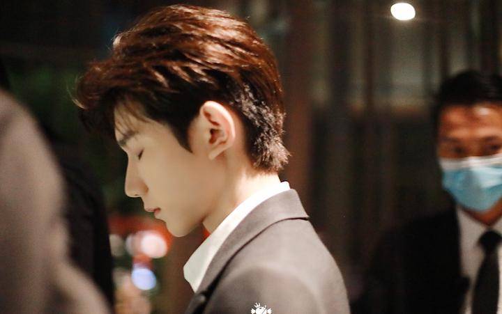 黑色|王源黑色印花西装为什么会上热搜？大家如何评论的？