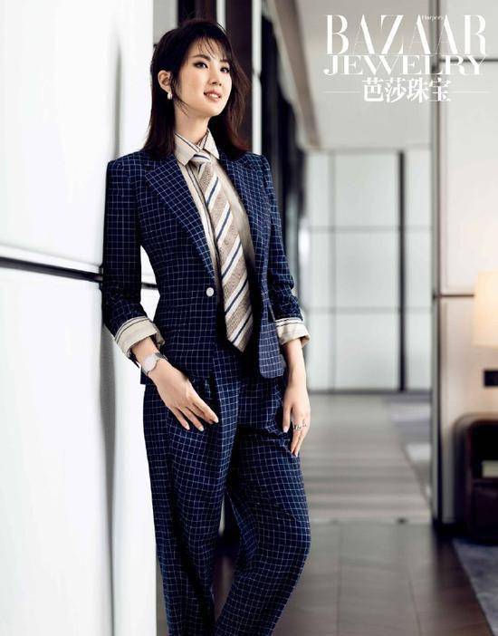 西装|姚安娜穿西装登杂志，格纹西装展现商界强人范儿，还自嘲纨绔子弟