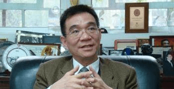 林毅夫,新中国成立后从台湾游泳偷回大陆,后成为世界银行副行长