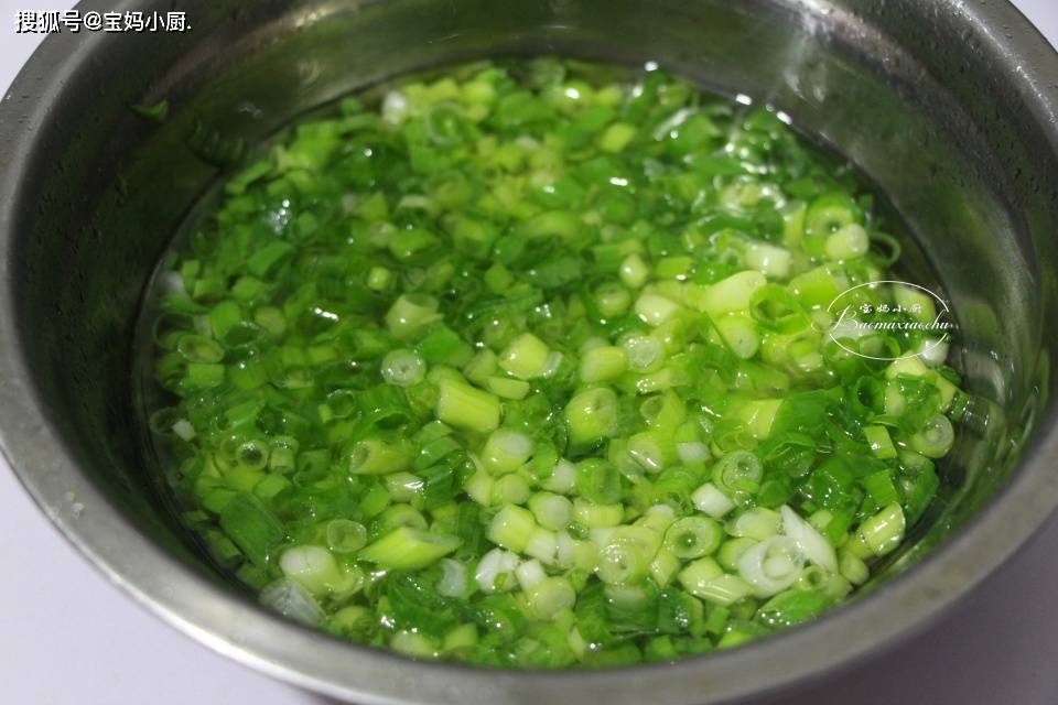第四步,广式香葱切成丁,不用切得那么仔细,后边的步骤里是直接卷,所以