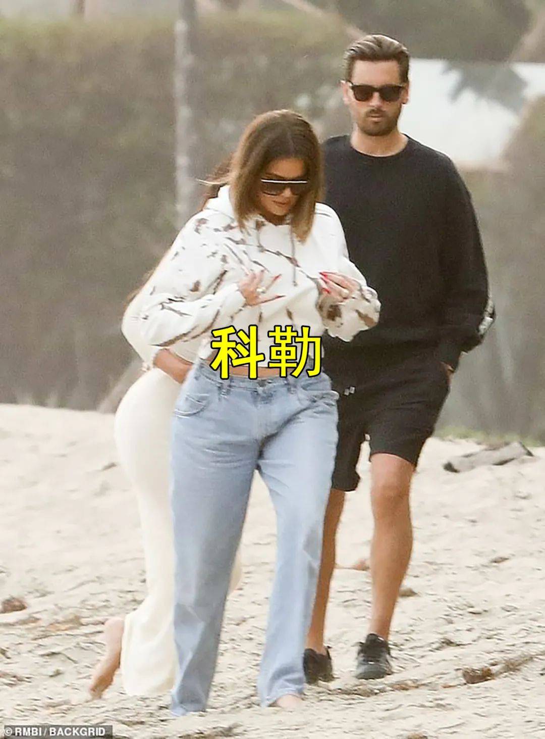 腿部|40岁金卡戴珊吸睛真强，穿薄纱裙透出腿部曲线，还捋起来秀紧身裤