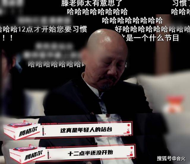 女装|原创60岁腾格尔当评委,看表演只顾玩手机引批评,扮女装被指太心酸