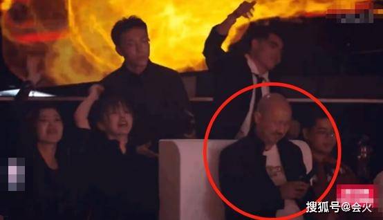 女装|原创60岁腾格尔当评委,看表演只顾玩手机引批评,扮女装被指太心酸