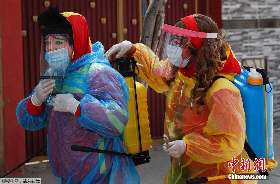 疫情下的玻利维亚:小丑转行做清洁消毒