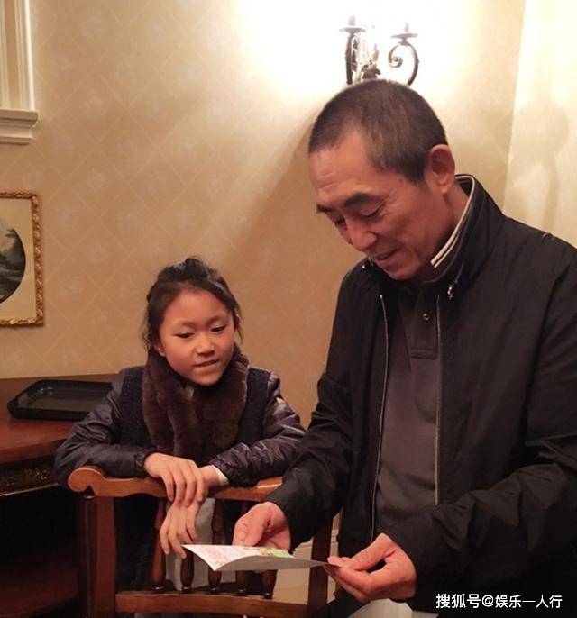 张艺谋的豪宅,窗户窗帘拉得严严实实,像是与世隔绝