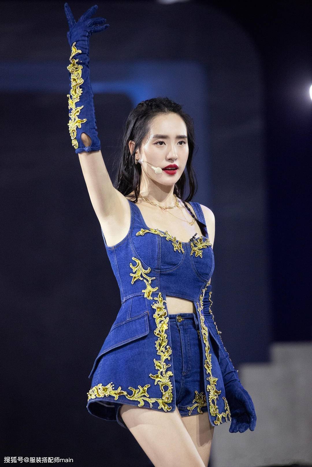 瑜伽|王智晒健身美照，豹纹T恤+瑜伽裤凹凸感十足，38岁辣妈不简单