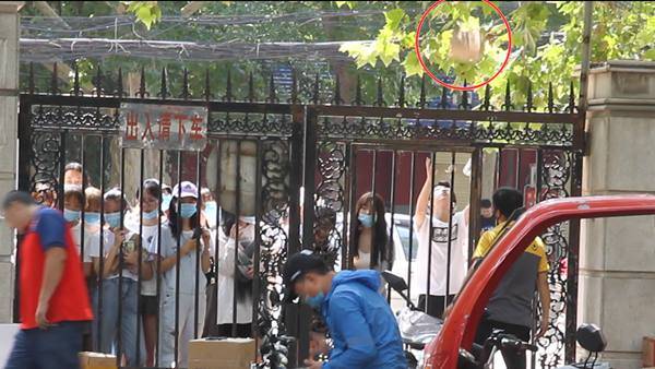 校园|开学季校园订单猛增 快递小哥各施“神投绝技”忙得不亦乐乎