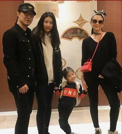 汪峰|大长腿比章子怡还高，相比之下醒醒好惨汪峰15岁大女儿初恋脸