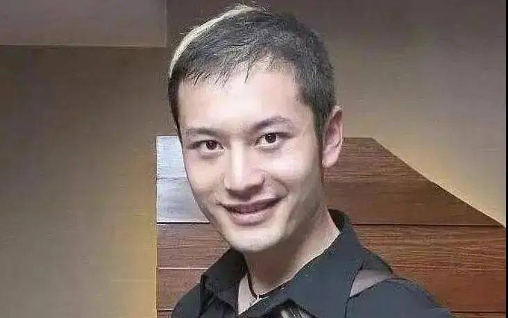 成毅旧照曝光，脑门大发际线高很显老，撞脸G