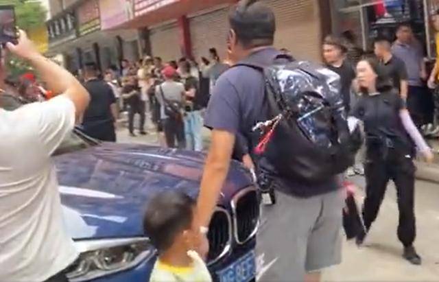 人员|原创邓超鹿晗录新综，安保人员语气生硬推搡开道，网友怼“戏子当道”