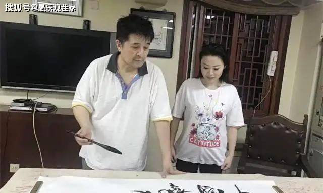 书法|原创61岁毕福剑现身商演，大秀歌喉书法，身体虽发福但精神状态不错