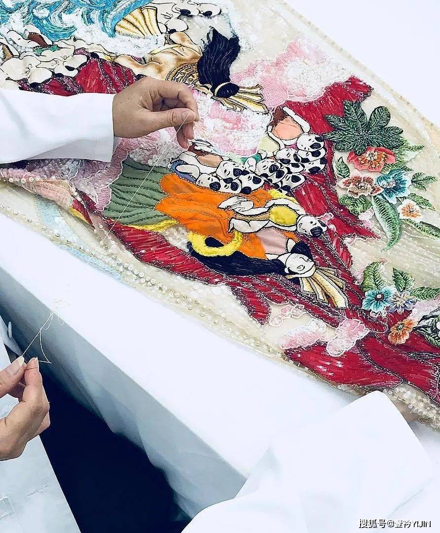 越南|被巴黎世家抄袭？把衣服种上鲜花、冻进冰块里？越南时装的高光时刻