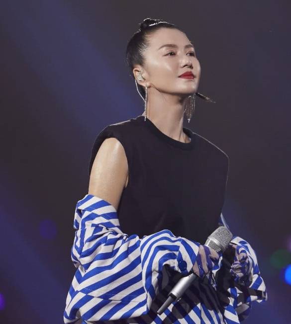 上衣|古有犹抱琵琶半遮面，今有谭维维犹抱衣服半遮背，难道不会掉吗？