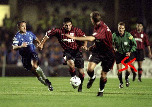 九州体育：
AC米兰队史今天：1999年欧冠初遇切尔西 小组赛首轮客战闷平蓝军(图2)