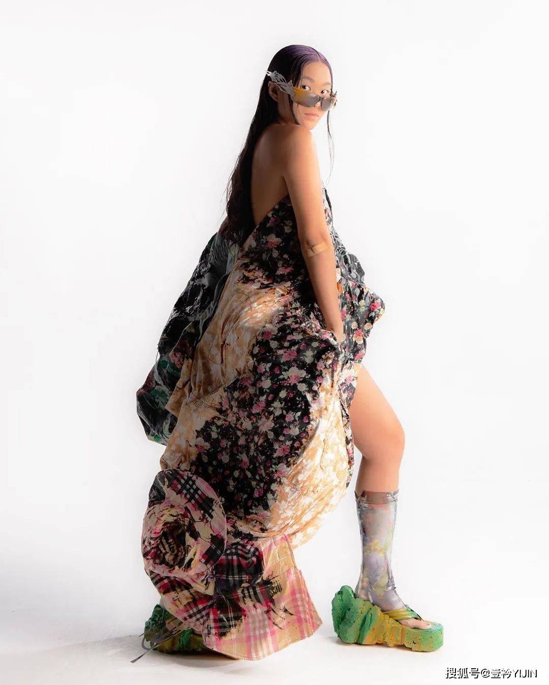 越南|被巴黎世家抄袭？把衣服种上鲜花、冻进冰块里？越南时装的高光时刻