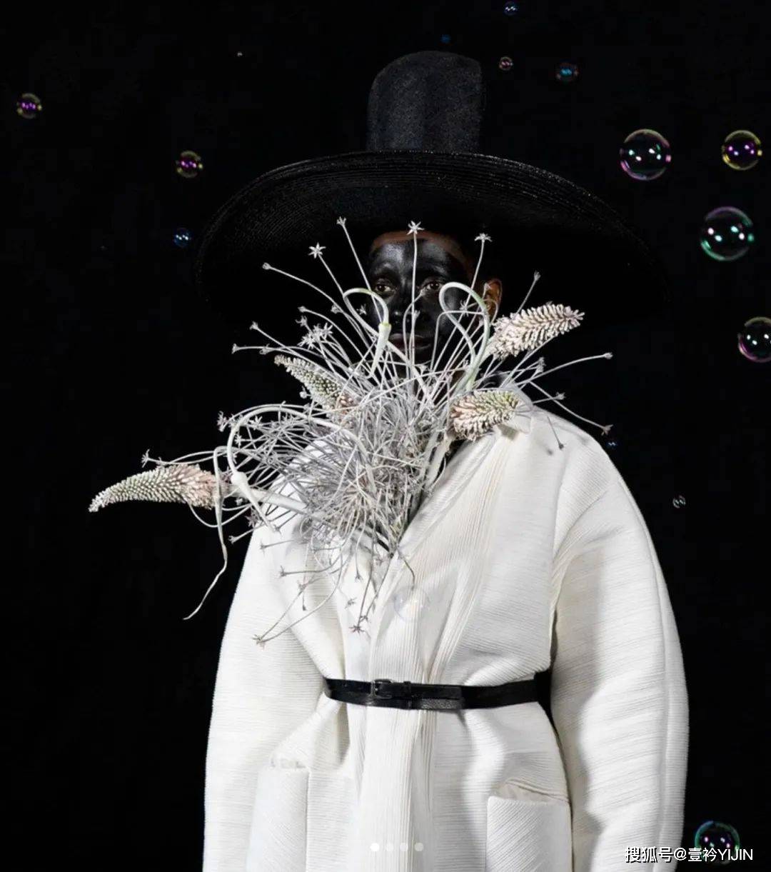 越南|被巴黎世家抄袭？把衣服种上鲜花、冻进冰块里？越南时装的高光时刻