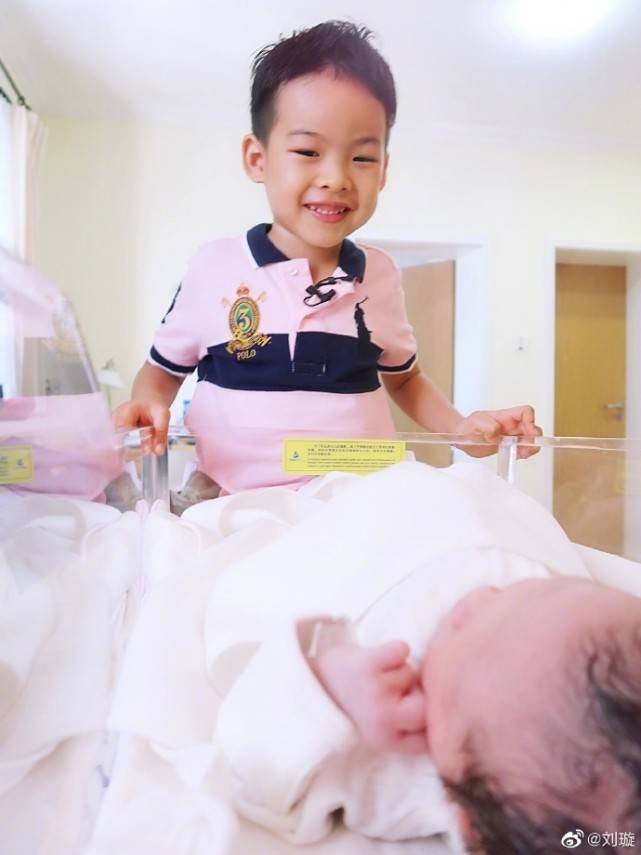 女儿|一家四口深情对视，7天前因超人妈妈受关注刘璇首晒二胎女儿正面照