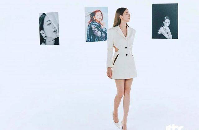 西装|金智秀写真照出炉,身穿西装裙秀“多肉身材”,御姐范儿十足