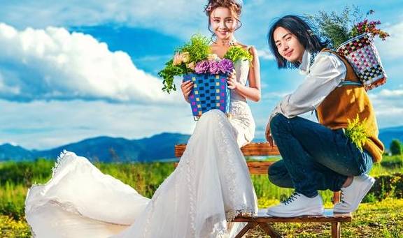 服装|古色丽江拍摄婚纱照，服装搭配上有何讲究？其实男生装扮也很重要