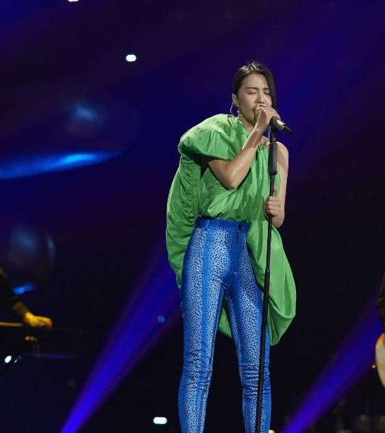 上衣|古有犹抱琵琶半遮面，今有谭维维犹抱衣服半遮背，难道不会掉吗？