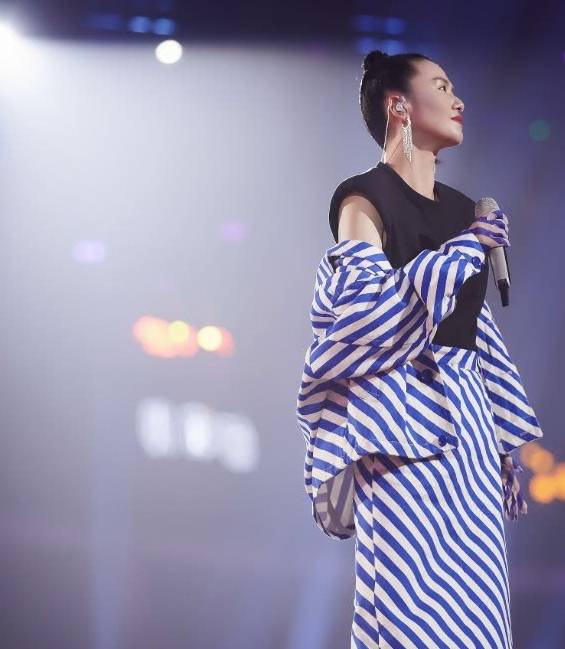 上衣|古有犹抱琵琶半遮面，今有谭维维犹抱衣服半遮背，难道不会掉吗？