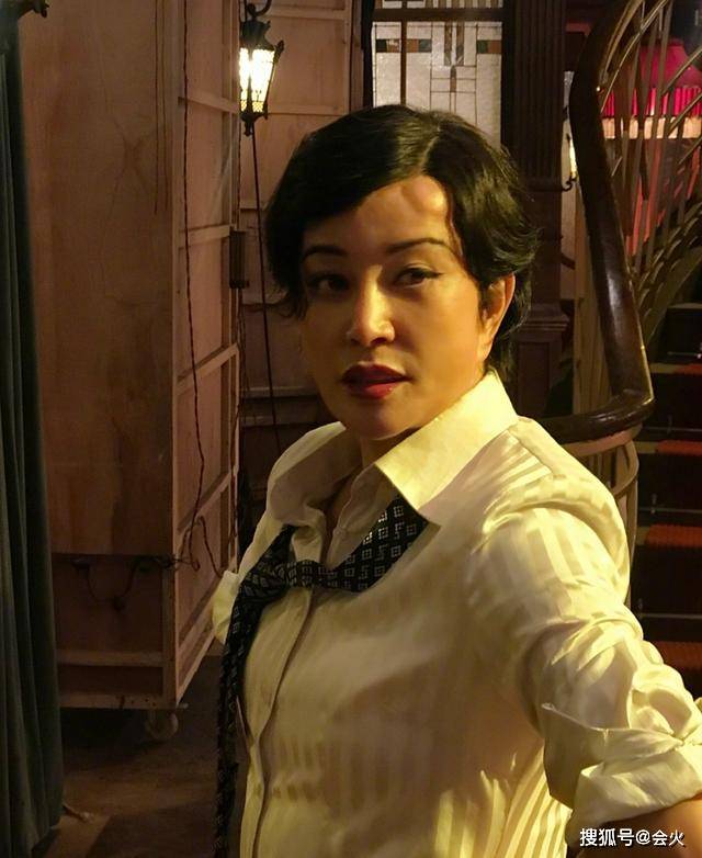 刘晓庆老年生活惬意，与服务员共舞身姿轻盈，