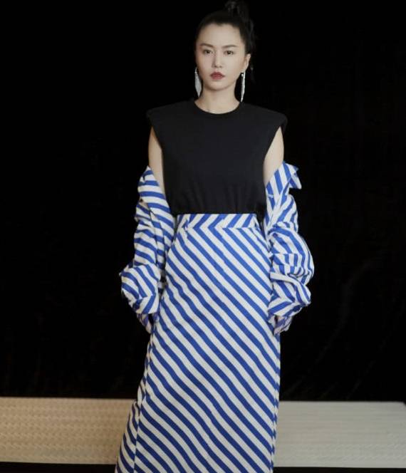 上衣|古有犹抱琵琶半遮面，今有谭维维犹抱衣服半遮背，难道不会掉吗？