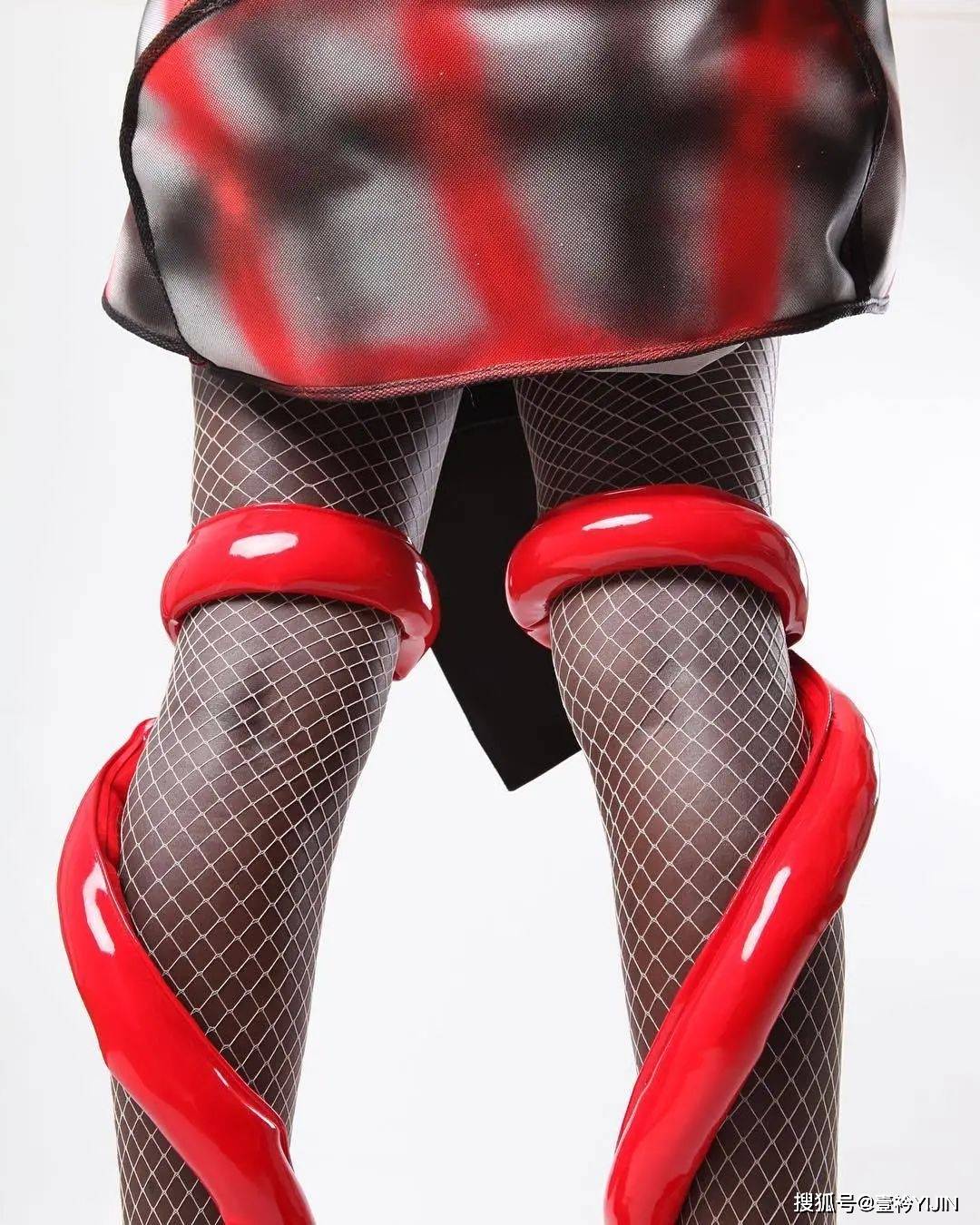 越南|被巴黎世家抄袭？把衣服种上鲜花、冻进冰块里？越南时装的高光时刻