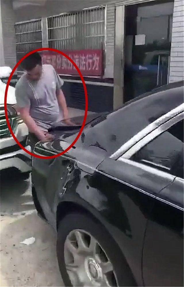 百万劳斯莱斯遭丰田蛮横追尾,看到对方车牌时,车主就不说话了! 丰田致享遥控器的配对方法