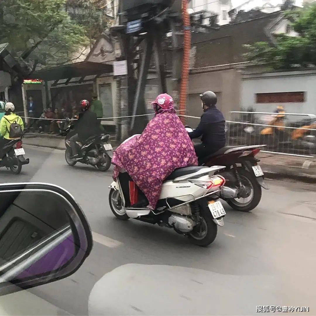 越南|被巴黎世家抄袭？把衣服种上鲜花、冻进冰块里？越南时装的高光时刻