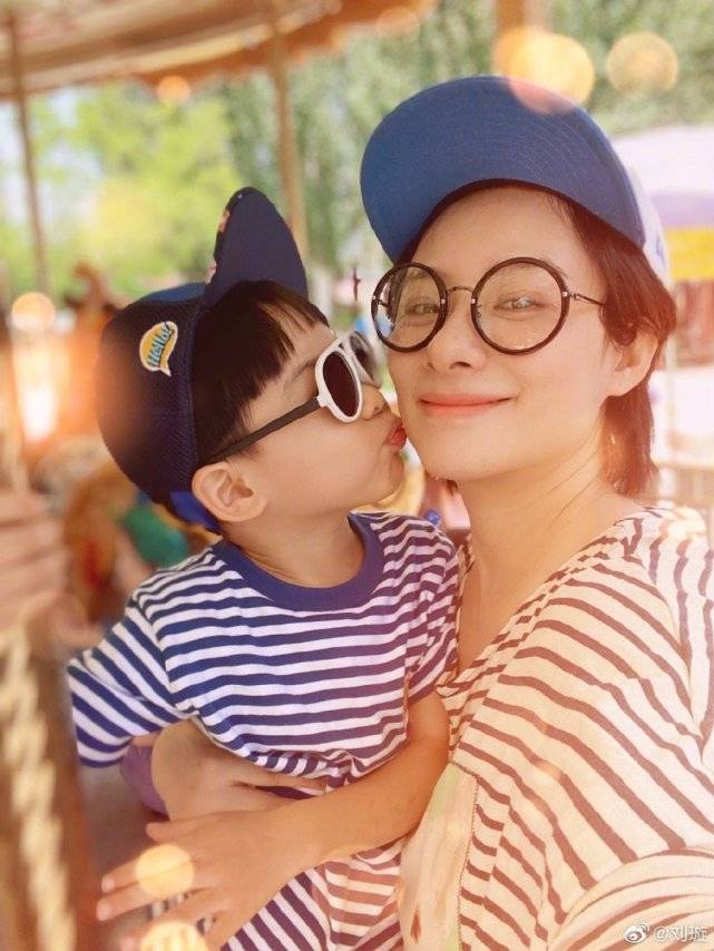 女儿|一家四口深情对视，7天前因超人妈妈受关注刘璇首晒二胎女儿正面照